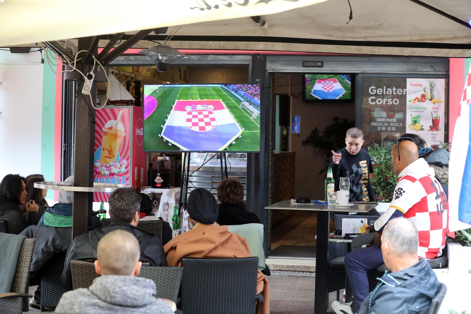 Riječki Korzo prepun navijača koji nisu propustili prvi nastup Hrvatske na SP-u Riječki Korzo prepun navijača koji nisu propustili prvi nastup Hrvatske na SP-u