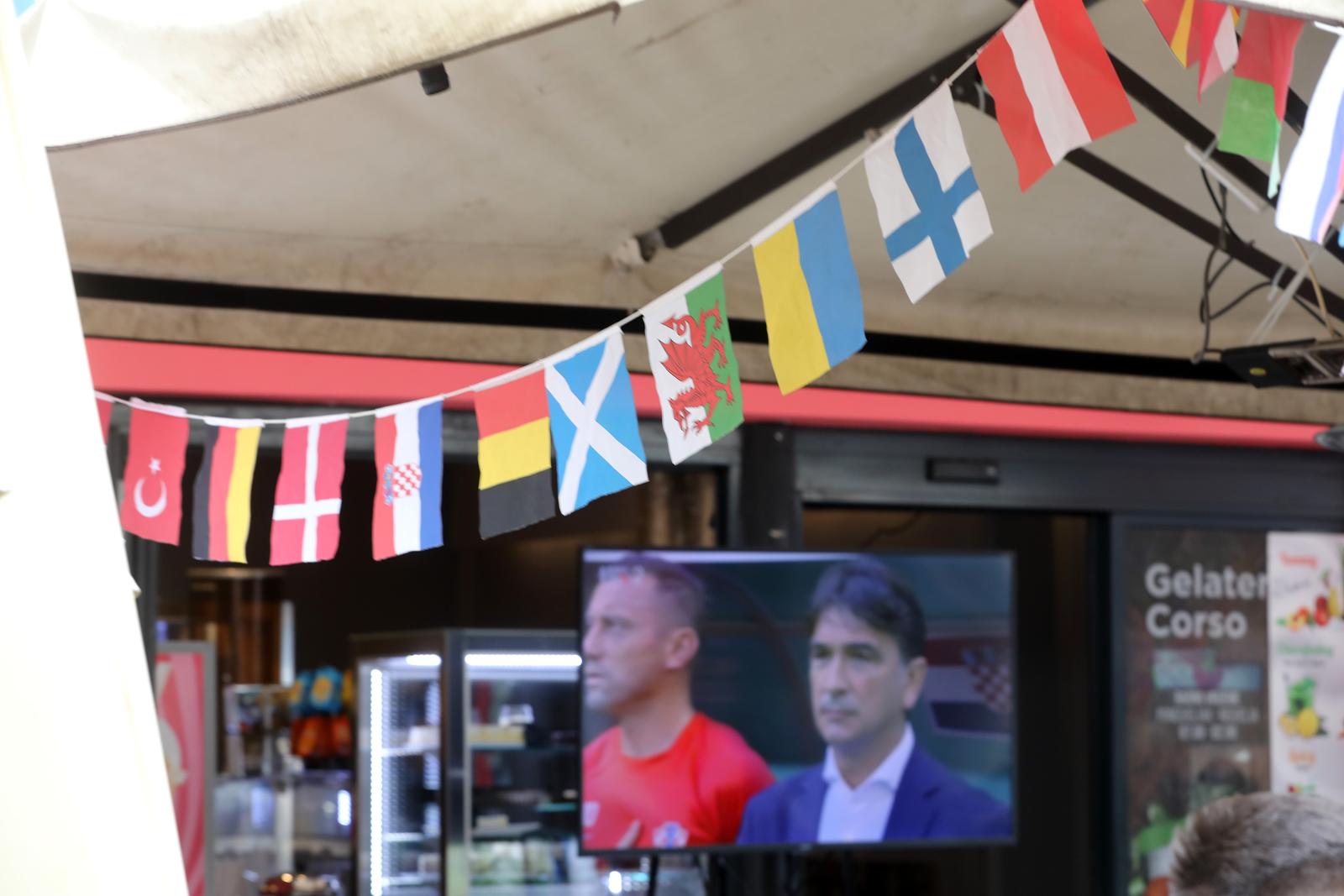 Riječki Korzo prepun navijača koji nisu propustili prvi nastup Hrvatske na SP-u Riječki Korzo prepun navijača koji nisu propustili prvi nastup Hrvatske na SP-u