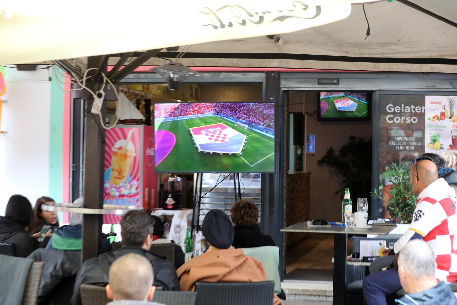 Riječki Korzo prepun navijača koji nisu propustili prvi nastup Hrvatske na SP-u Riječki Korzo prepun navijača koji nisu propustili prvi nastup Hrvatske na SP-u