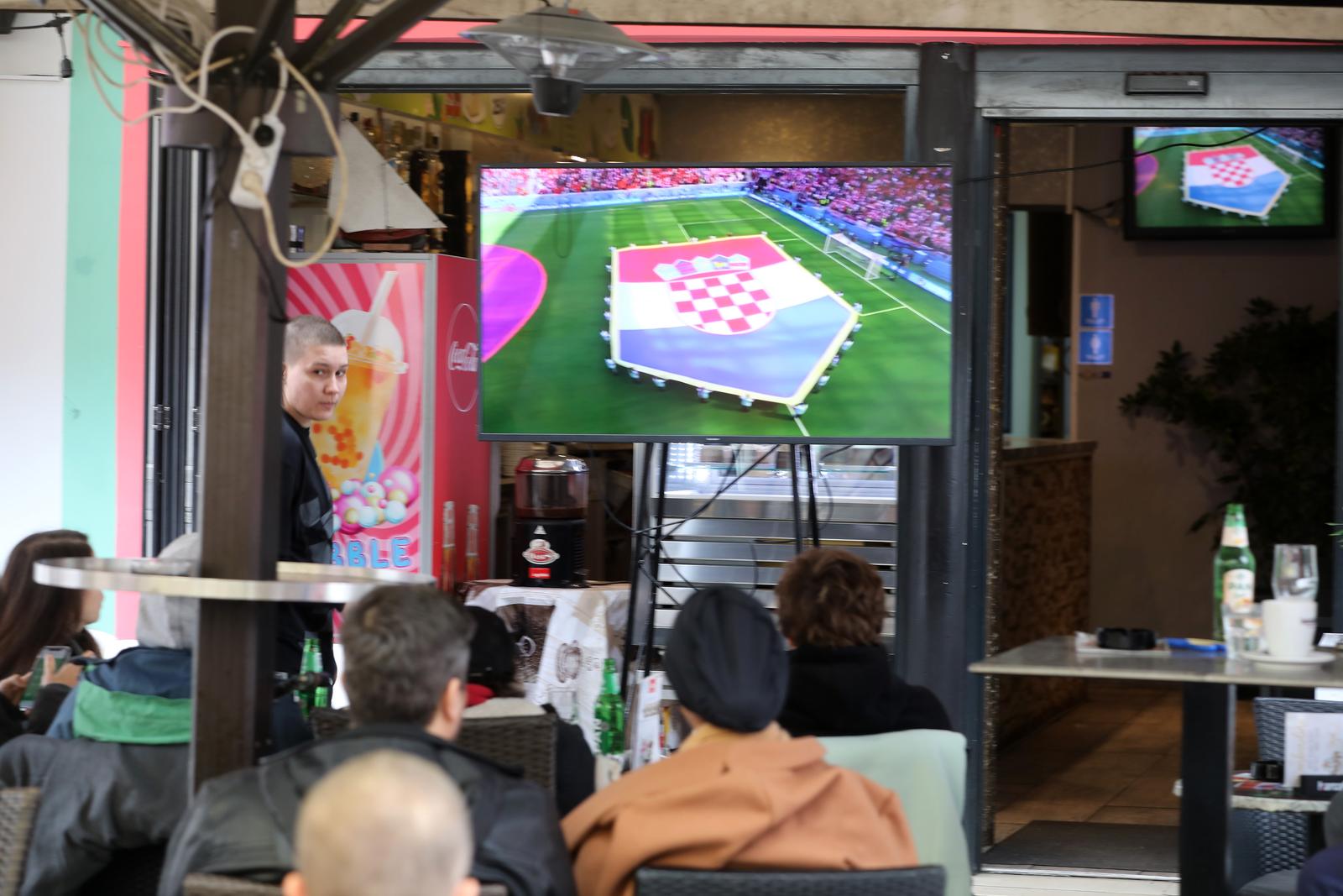 Riječki Korzo prepun navijača koji nisu propustili prvi nastup Hrvatske na SP-u Riječki Korzo prepun navijača koji nisu propustili prvi nastup Hrvatske na SP-u