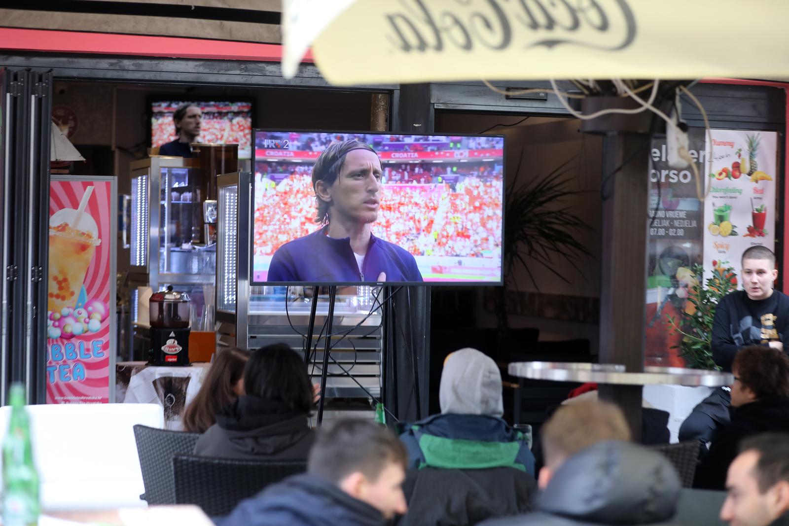 Riječki Korzo prepun navijača koji nisu propustili prvi nastup Hrvatske na SP-u Riječki Korzo prepun navijača koji nisu propustili prvi nastup Hrvatske na SP-u