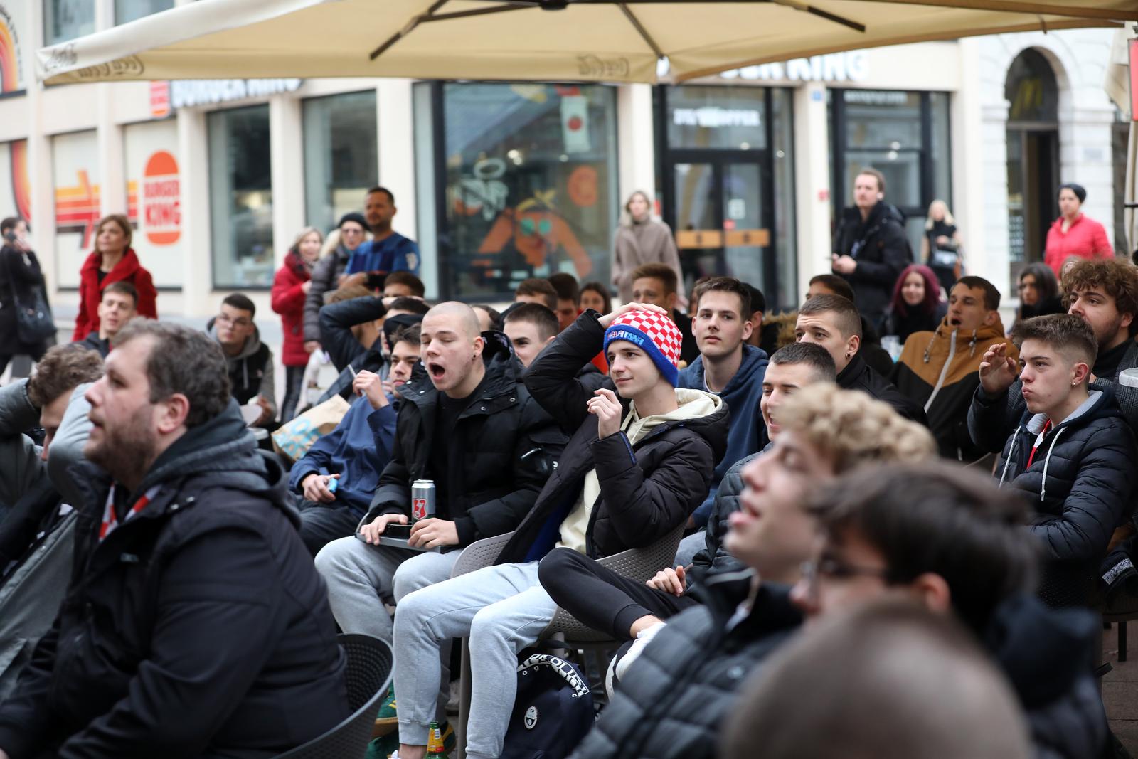 Riječki Korzo prepun navijača koji nisu propustili prvi nastup Hrvatske na SP-u Riječki Korzo prepun navijača koji nisu propustili prvi nastup Hrvatske na SP-u