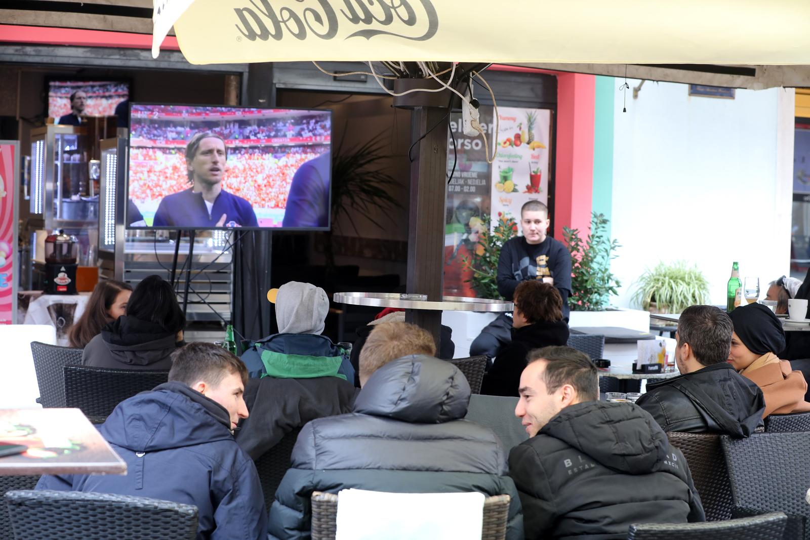 Riječki Korzo prepun navijača koji nisu propustili prvi nastup Hrvatske na SP-u Riječki Korzo prepun navijača koji nisu propustili prvi nastup Hrvatske na SP-u