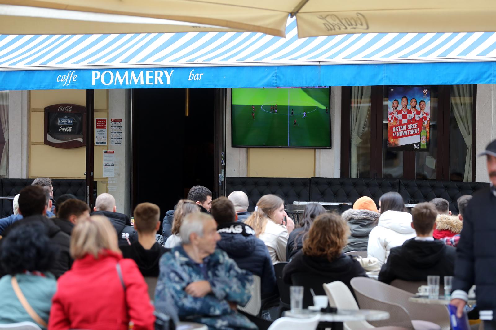 Riječki Korzo prepun navijača koji nisu propustili prvi nastup Hrvatske na SP-u Riječki Korzo prepun navijača koji nisu propustili prvi nastup Hrvatske na SP-u