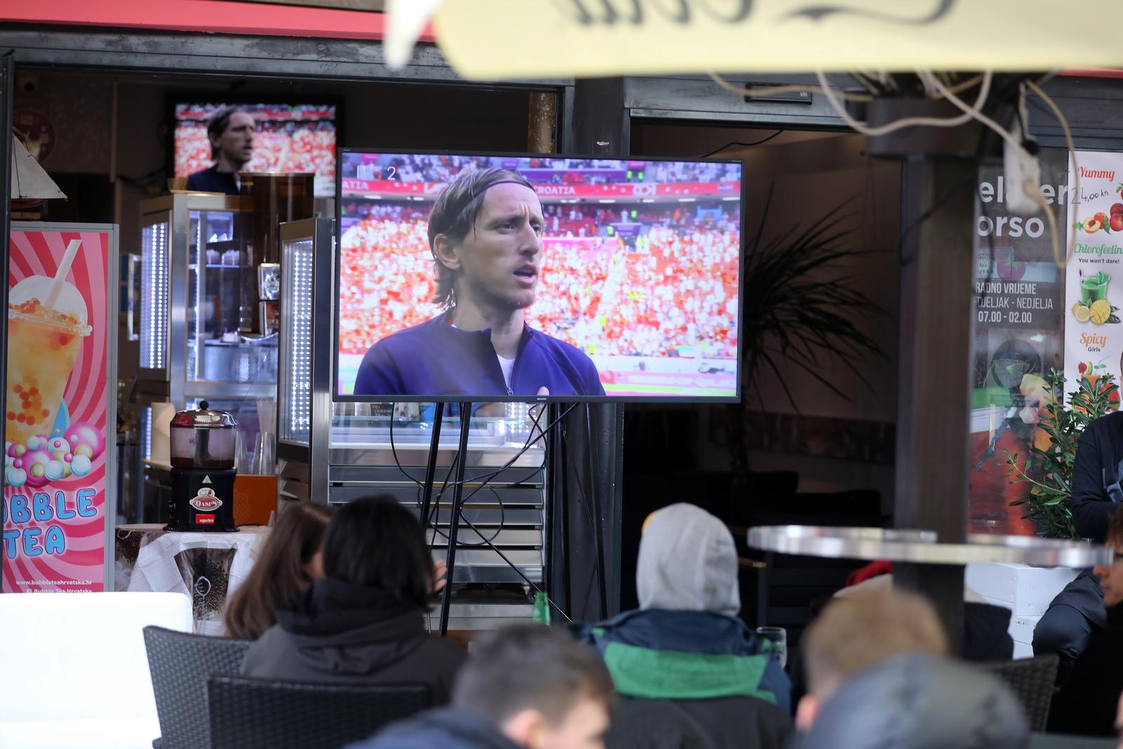 Riječki Korzo prepun navijača koji nisu propustili prvi nastup Hrvatske na SP-u Riječki Korzo prepun navijača koji nisu propustili prvi nastup Hrvatske na SP-u