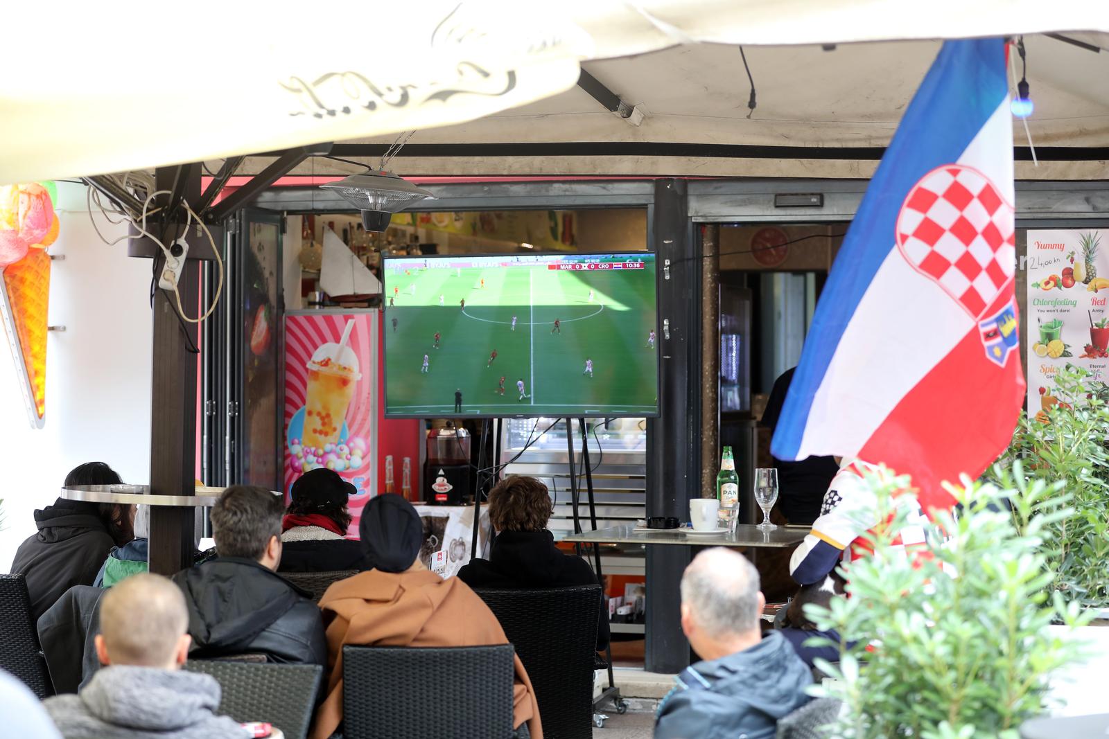 Riječki Korzo prepun navijača koji nisu propustili prvi nastup Hrvatske na SP-u Riječki Korzo prepun navijača koji nisu propustili prvi nastup Hrvatske na SP-u