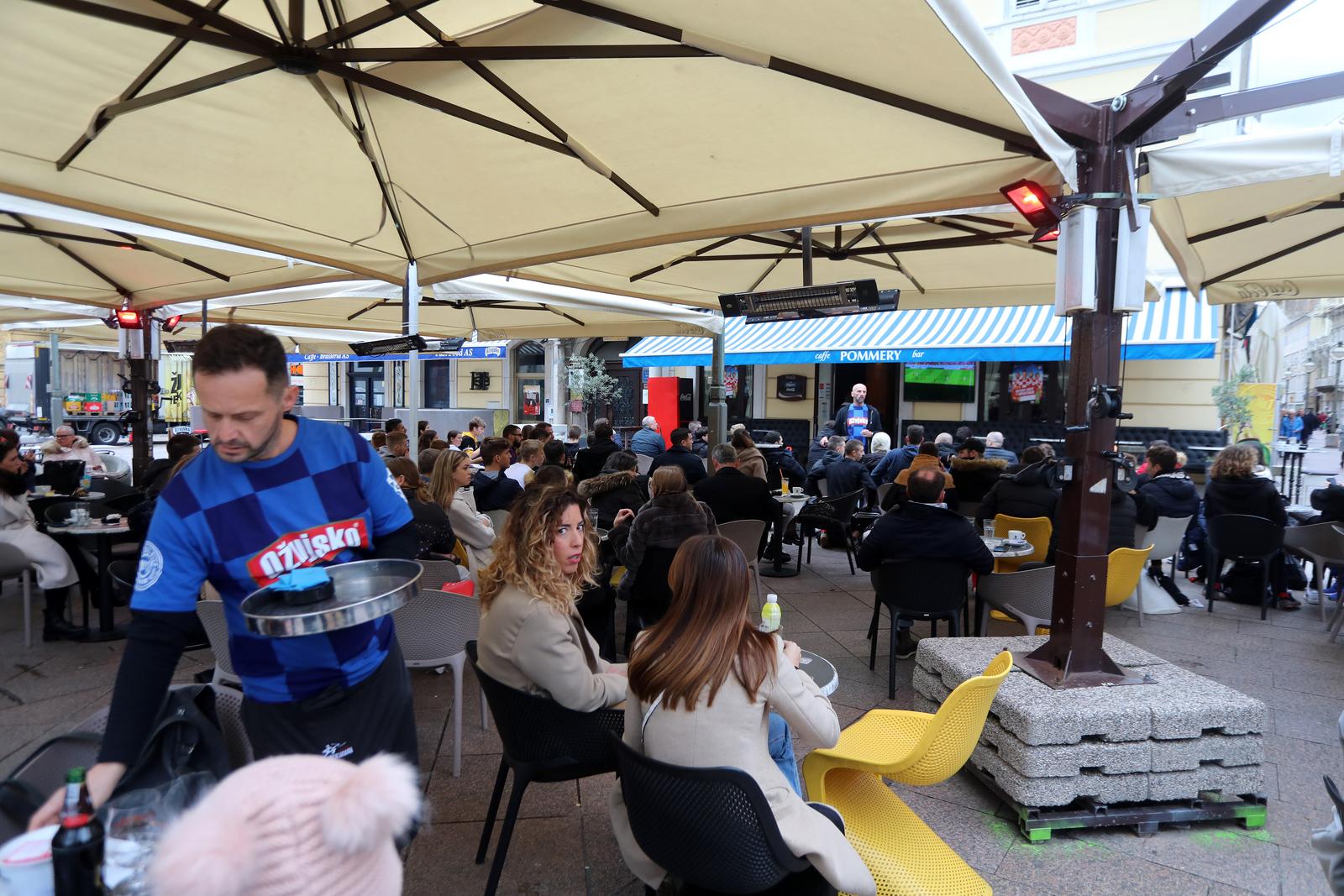 Riječki Korzo prepun navijača koji nisu propustili prvi nastup Hrvatske na SP-u Riječki Korzo prepun navijača koji nisu propustili prvi nastup Hrvatske na SP-u