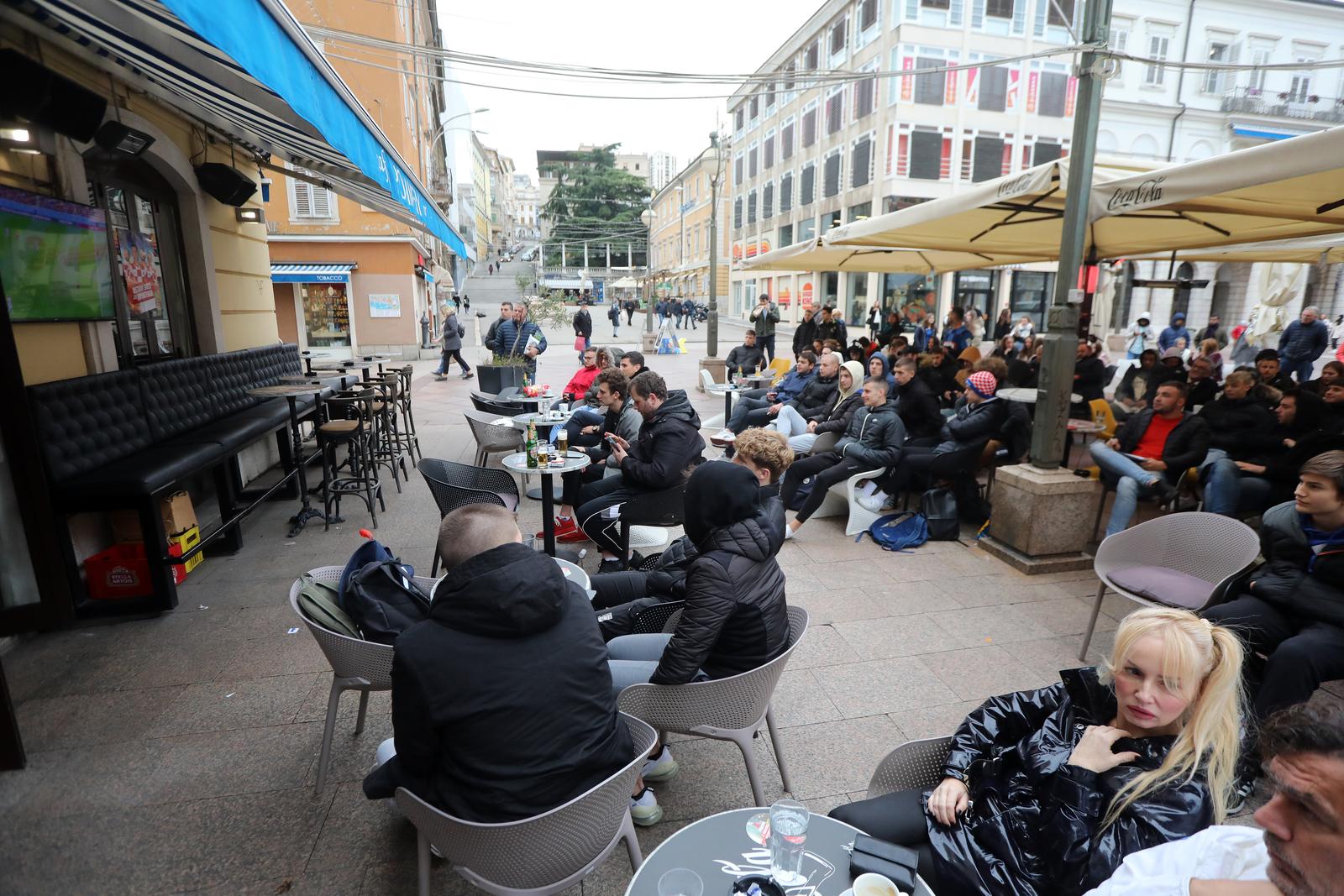Riječki Korzo prepun navijača koji nisu propustili prvi nastup Hrvatske na SP-u Riječki Korzo prepun navijača koji nisu propustili prvi nastup Hrvatske na SP-u