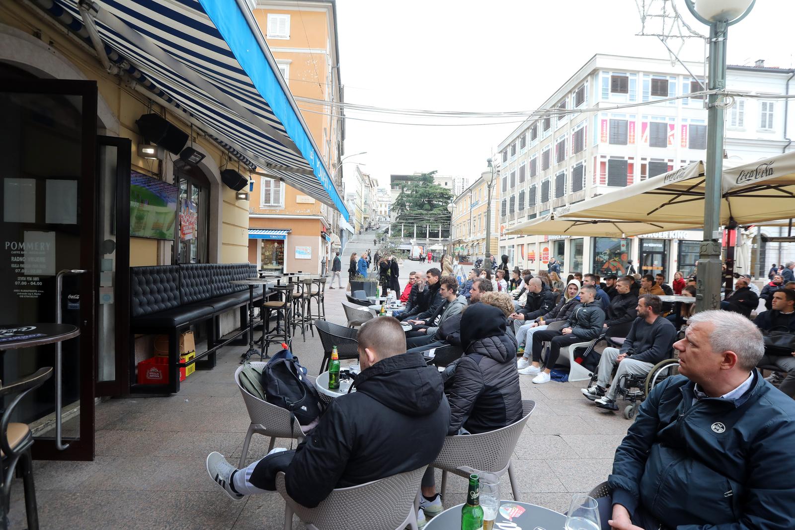 Riječki Korzo prepun navijača koji nisu propustili prvi nastup Hrvatske na SP-u Riječki Korzo prepun navijača koji nisu propustili prvi nastup Hrvatske na SP-u