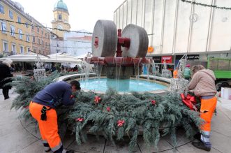 Rijeka: Ukraavanje grada za Advent