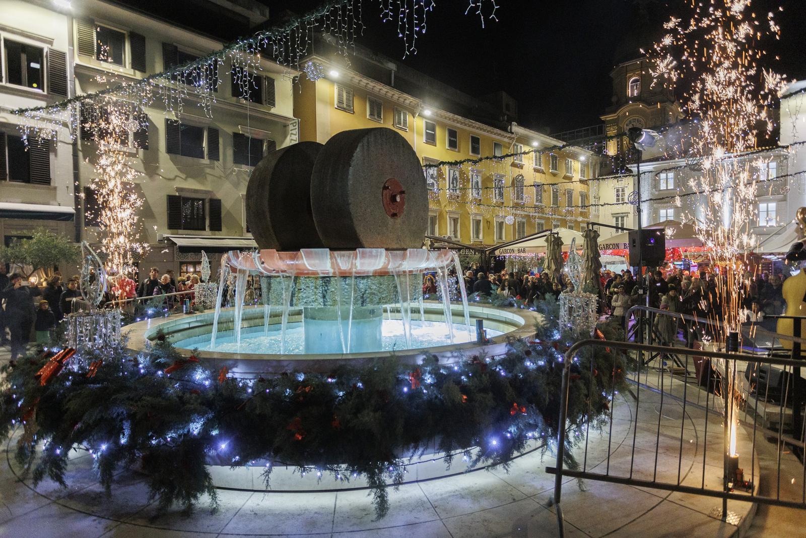 Paljenjem prve adventske svijeće i rasvjete otvoren je Advent u Rijeci
