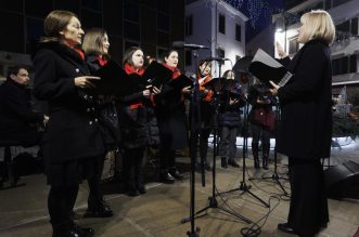 Paljenjem prve adventske svijeće i rasvjete otvoren je Advent u Rijeci