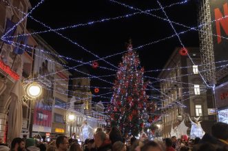 Paljenjem prve adventske svijeće i rasvjete otvoren je Advent u Rijeci