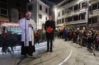 Paljenjem prve adventske svijeće i rasvjete otvoren je Advent u Rijeci