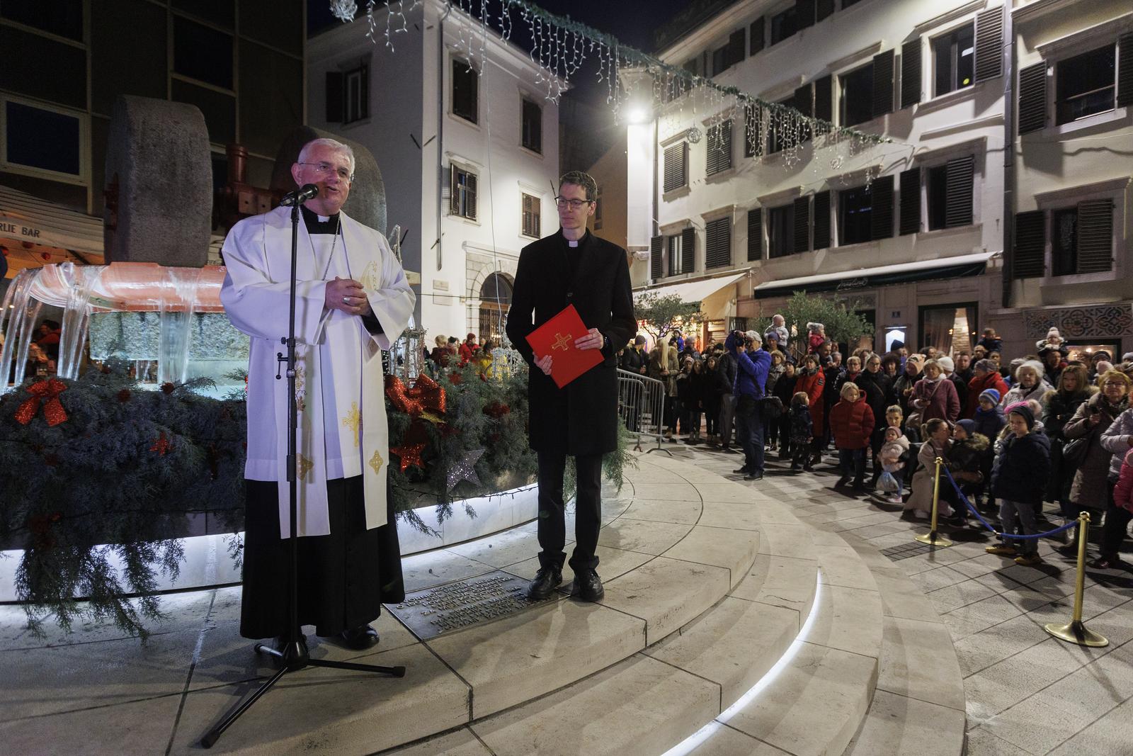 Paljenjem prve adventske svijeće i rasvjete otvoren je Advent u Rijeci