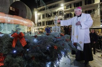 Paljenjem prve adventske svijeće i rasvjete otvoren je Advent u Rijeci