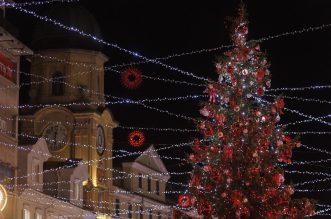 Paljenjem prve adventske svijeće i rasvjete otvoren je Advent u Rijeci