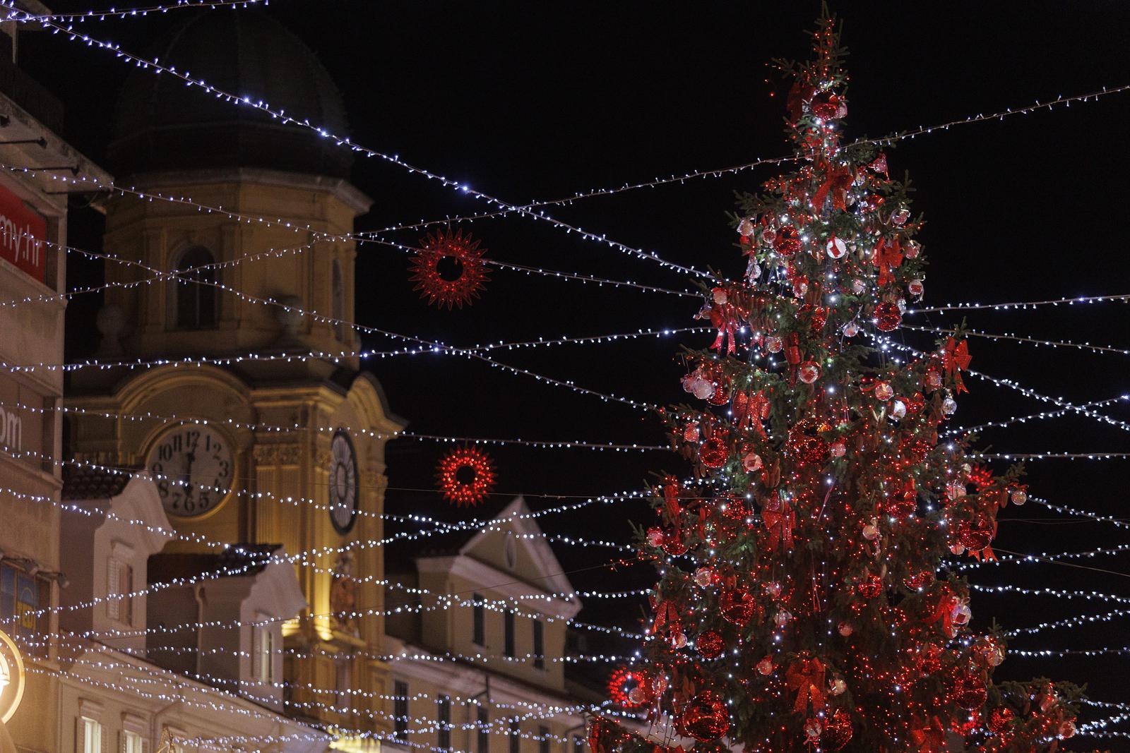 Paljenjem prve adventske svijeće i rasvjete otvoren je Advent u Rijeci