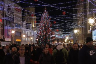 Paljenjem prve adventske svijeće i rasvjete otvoren je Advent u Rijeci