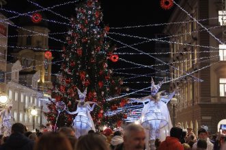 Paljenjem prve adventske svijeće i rasvjete otvoren je Advent u Rijeci