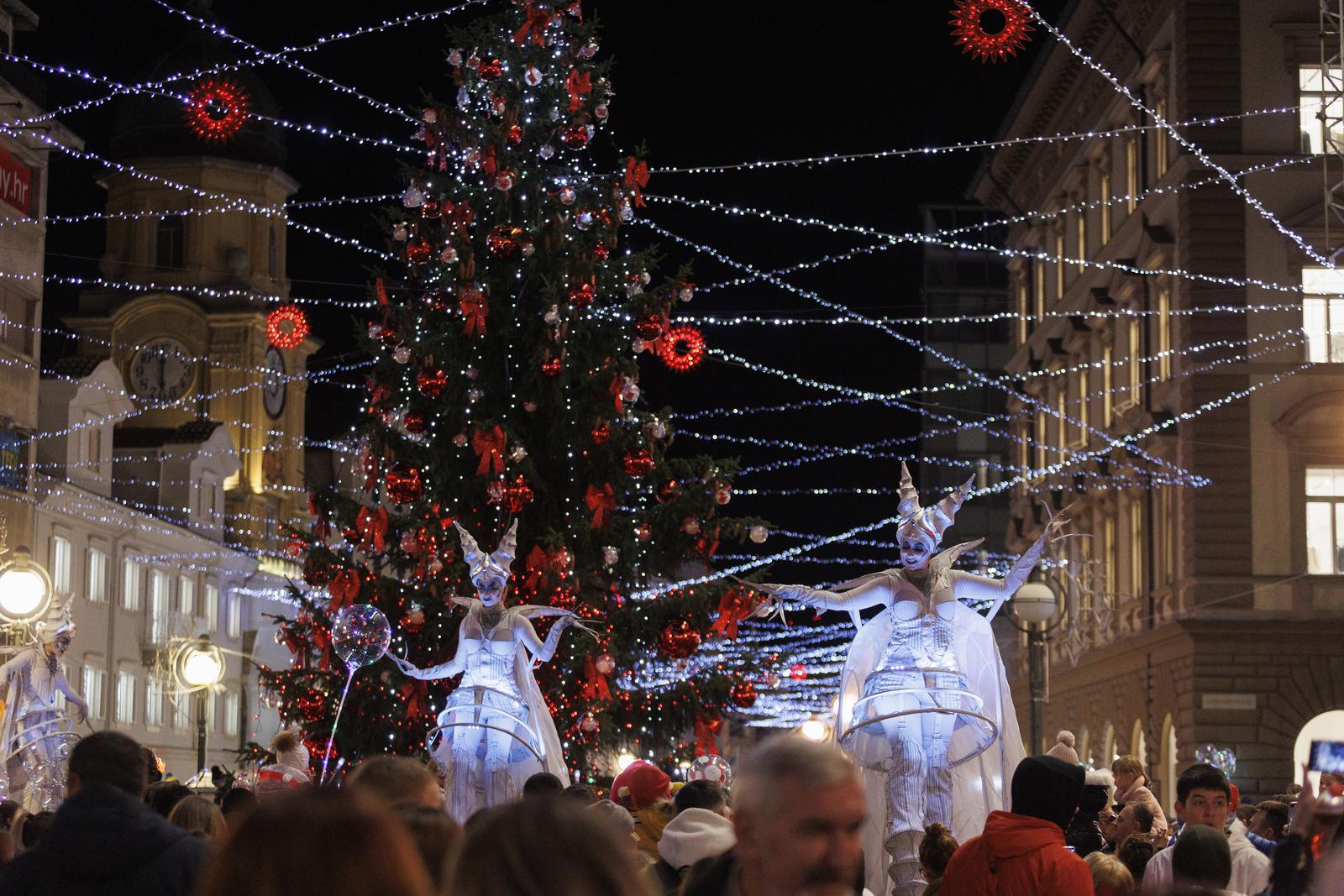 Paljenjem prve adventske svijeće i rasvjete otvoren je Advent u Rijeci