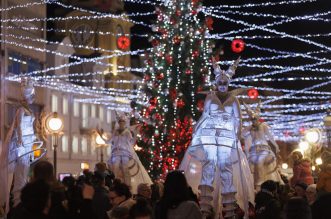 Paljenjem prve adventske svijeće i rasvjete otvoren je Advent u Rijeci