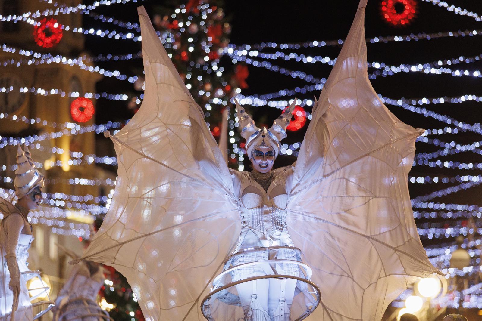 Paljenjem prve adventske svijeće i rasvjete otvoren je Advent u Rijeci