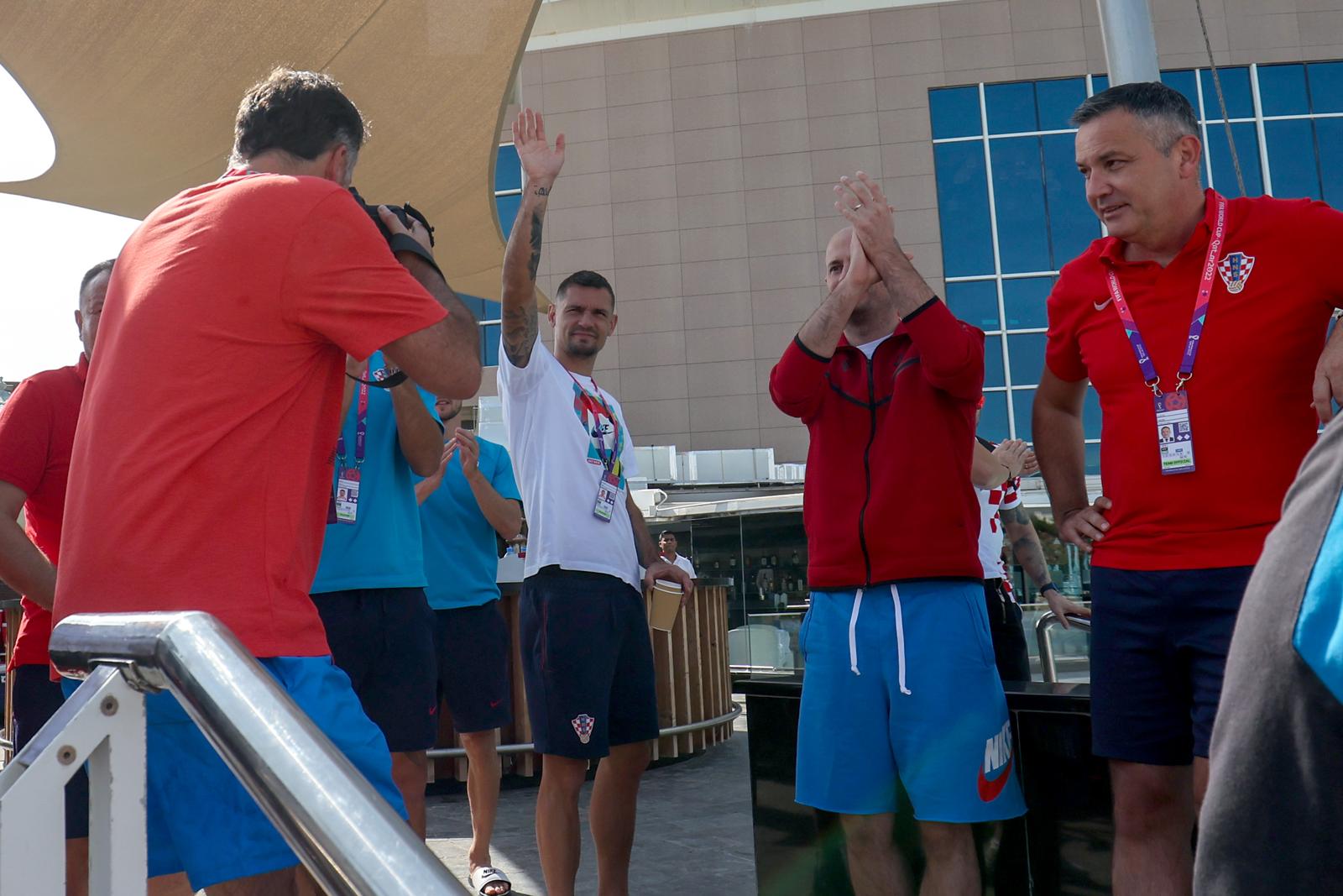 KATAR 2022 Doha: Navijači zastavom dugom 200 metara došli dati podršku hrvatskim reprezentativcima KATAR 2022 Doha: Navijači zastavom dugom 200 metara došli dati podršku hrvatskim reprezentativcima