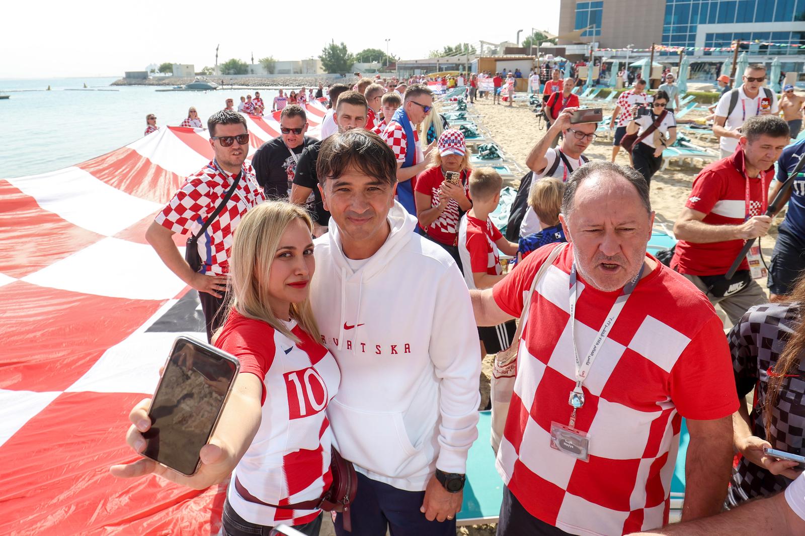 KATAR 2022 Doha: Navijači zastavom dugom 200 metara došli dati podršku hrvatskim reprezentativcima KATAR 2022 Doha: Navijači zastavom dugom 200 metara došli dati podršku hrvatskim reprezentativcima