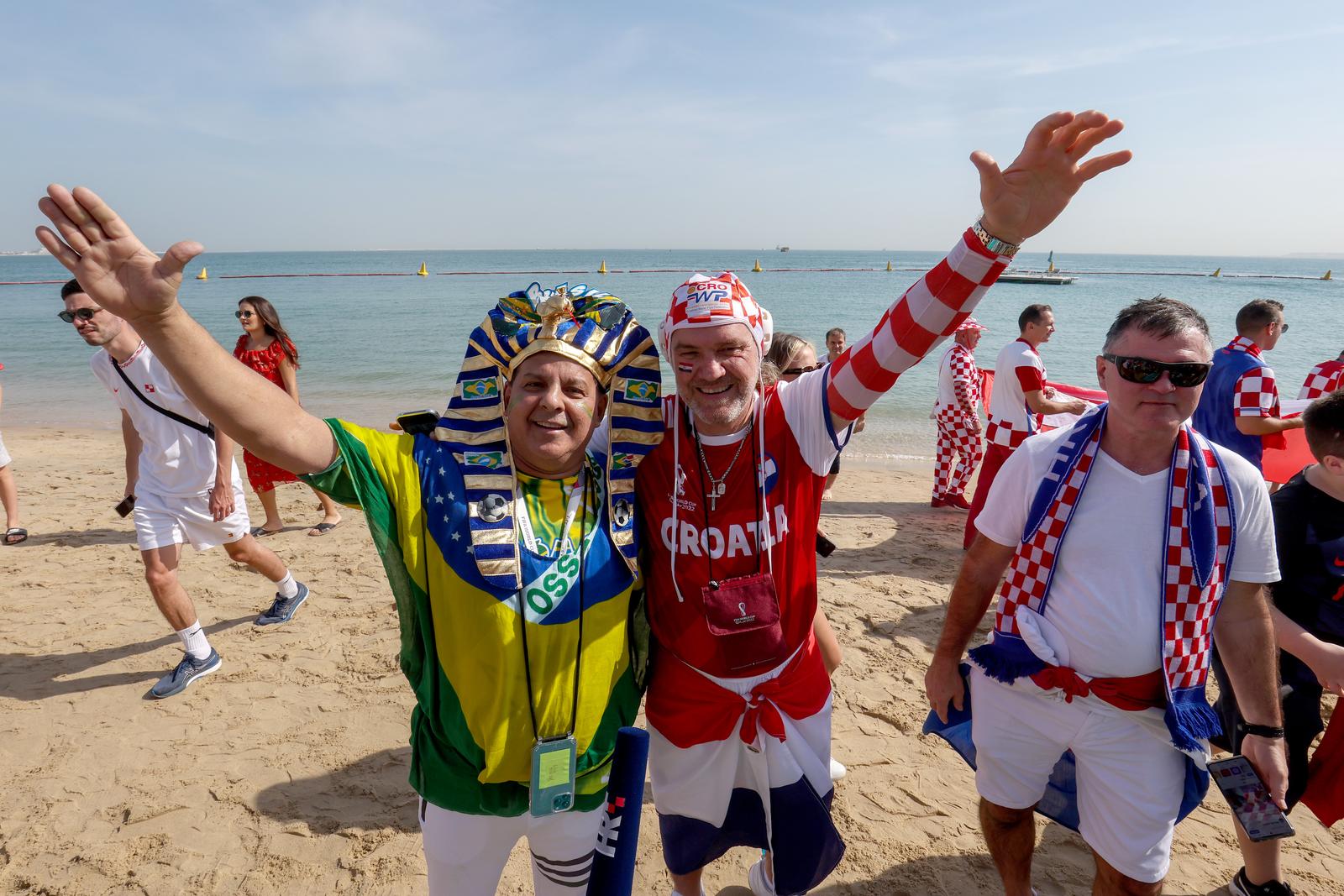 KATAR 2022 Doha: Navijači zastavom dugom 200 metara došli dati podršku hrvatskim reprezentativcima KATAR 2022 Doha: Navijači zastavom dugom 200 metara došli dati podršku hrvatskim reprezentativcima