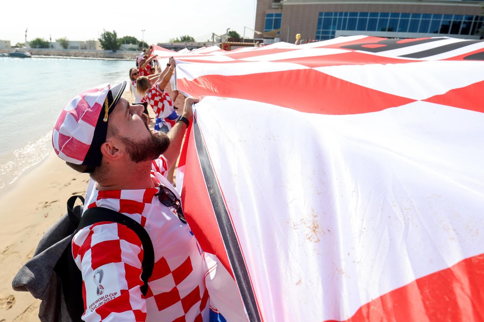 KATAR 2022 Doha: Navijači zastavom dugom 200 metara došli dati podršku hrvatskim reprezentativcima KATAR 2022 Doha: Navijači zastavom dugom 200 metara došli dati podršku hrvatskim reprezentativcima