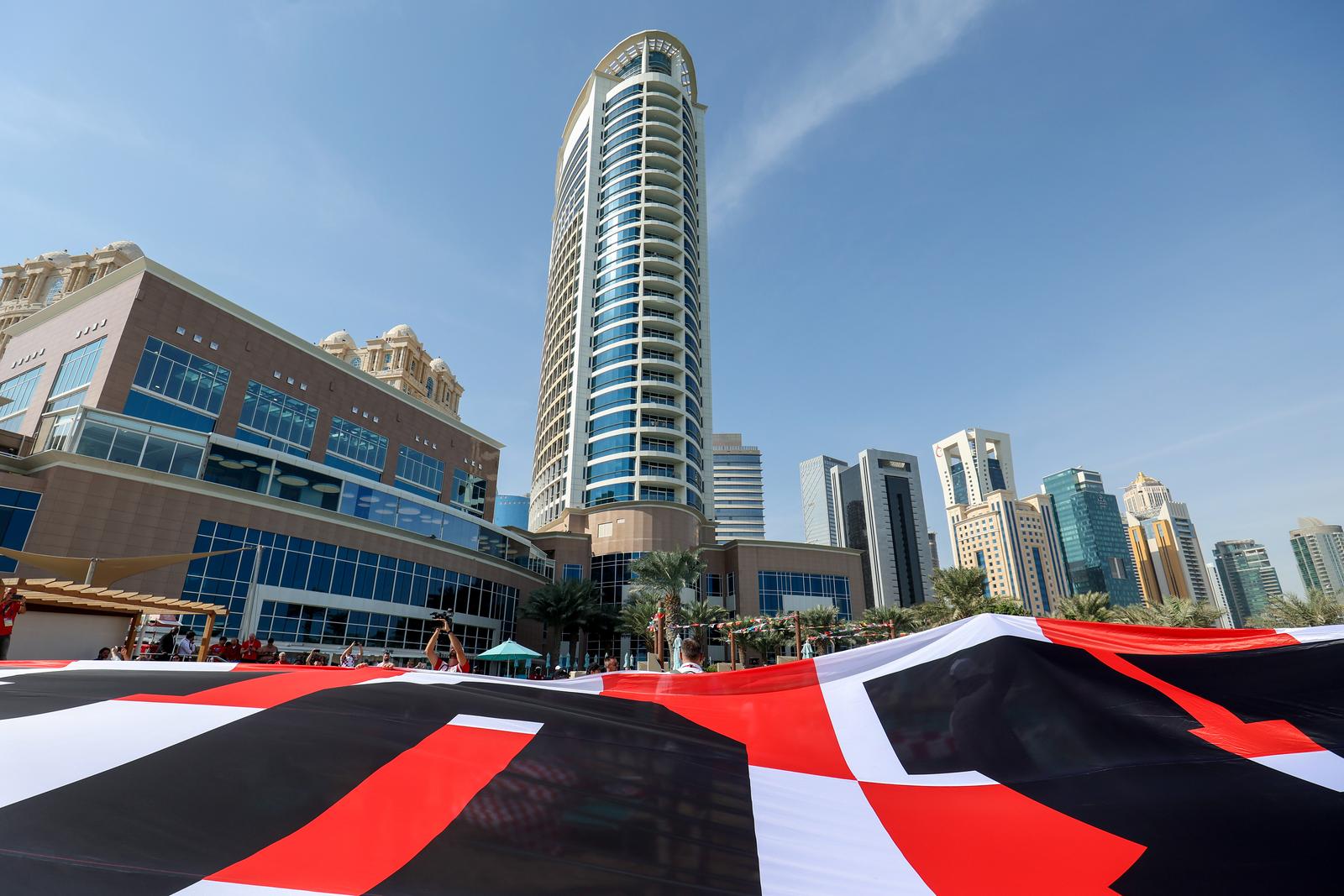 KATAR 2022 Doha: Navijači zastavom dugom 200 metara došli dati podršku hrvatskim reprezentativcima KATAR 2022 Doha: Navijači zastavom dugom 200 metara došli dati podršku hrvatskim reprezentativcima
