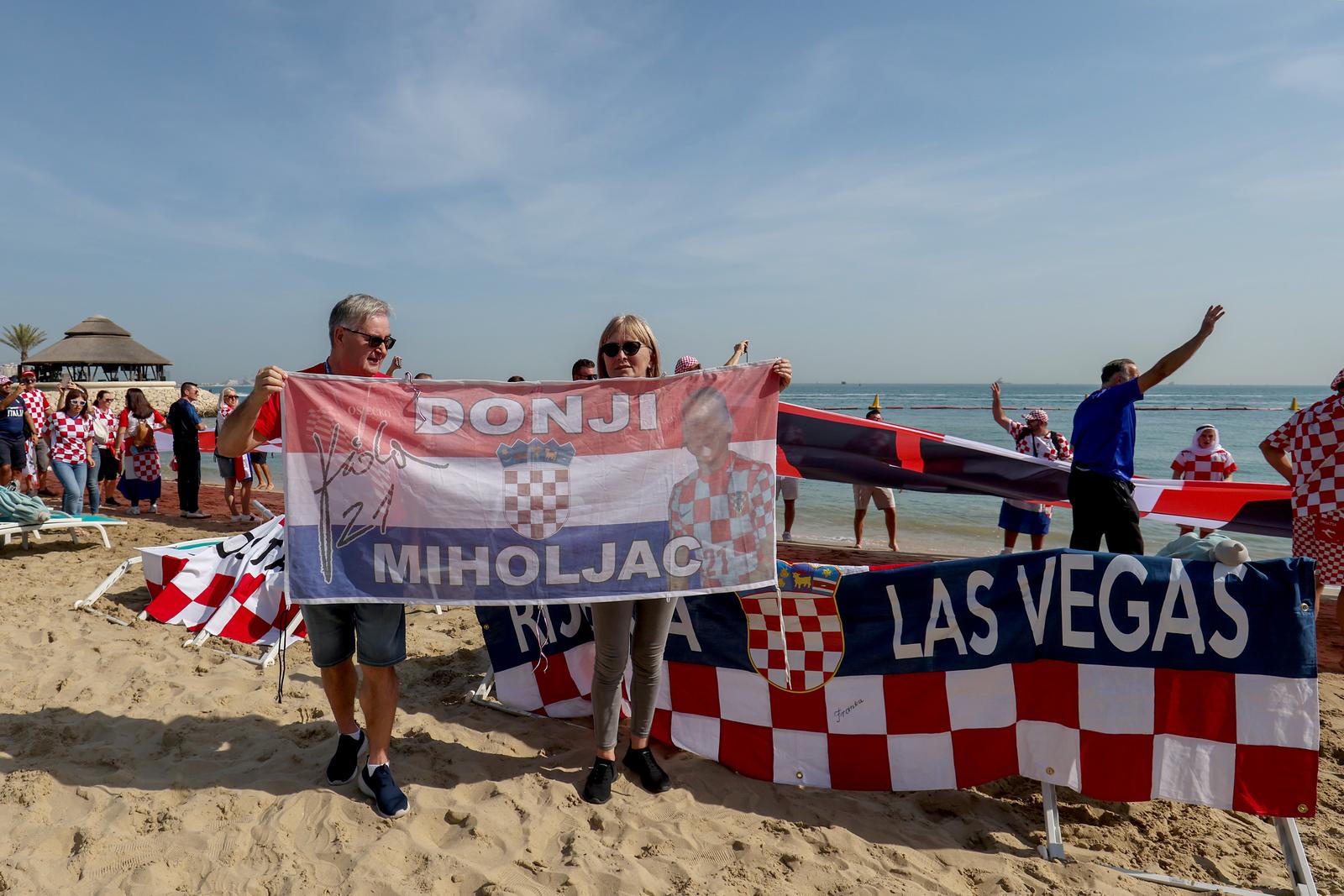 KATAR 2022 Doha: Navijači zastavom dugom 200 metara došli dati podršku hrvatskim reprezentativcima KATAR 2022 Doha: Navijači zastavom dugom 200 metara došli dati podršku hrvatskim reprezentativcima