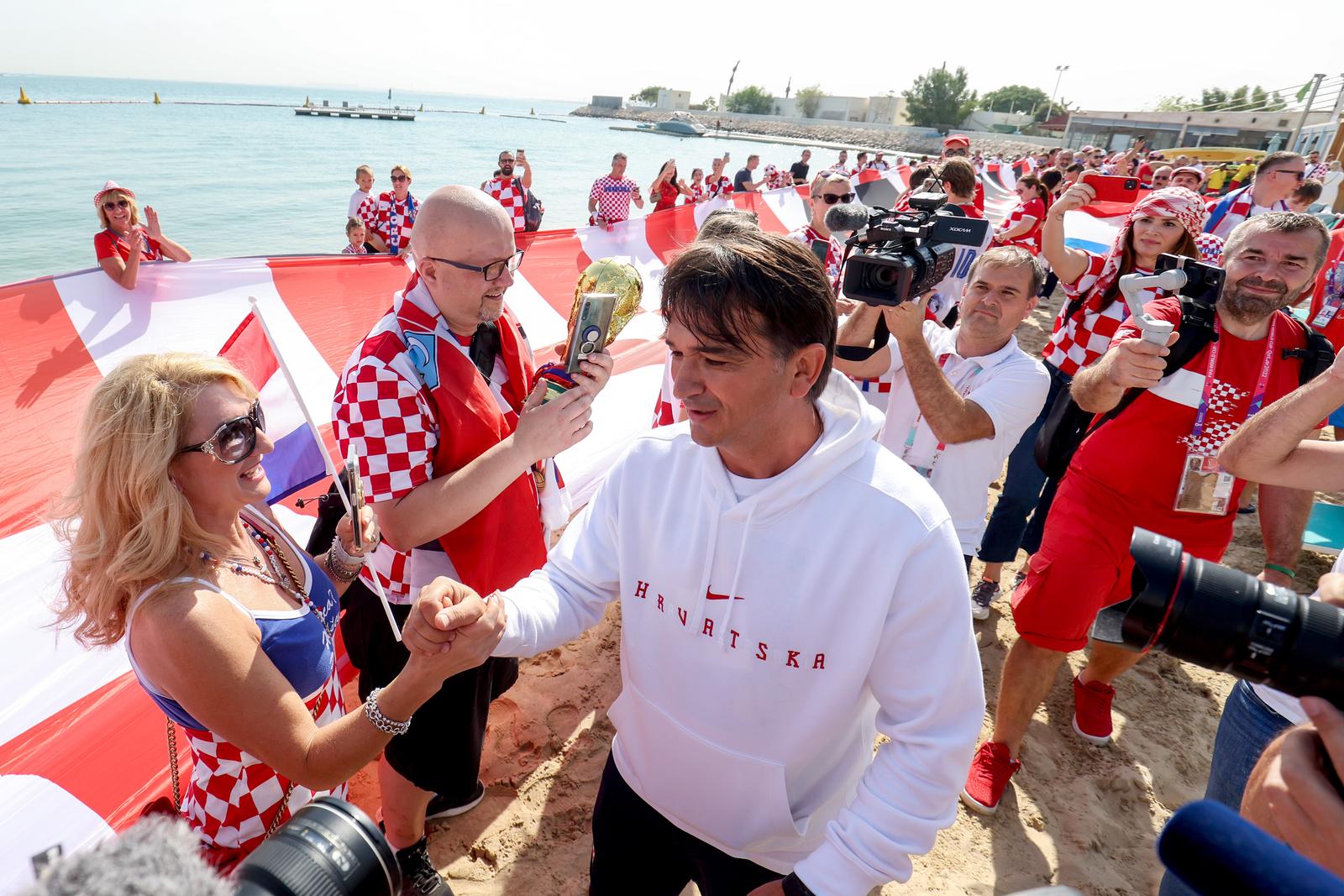 KATAR 2022 Doha: Navijači zastavom dugom 200 metara došli dati podršku hrvatskim reprezentativcima KATAR 2022 Doha: Navijači zastavom dugom 200 metara došli dati podršku hrvatskim reprezentativcima