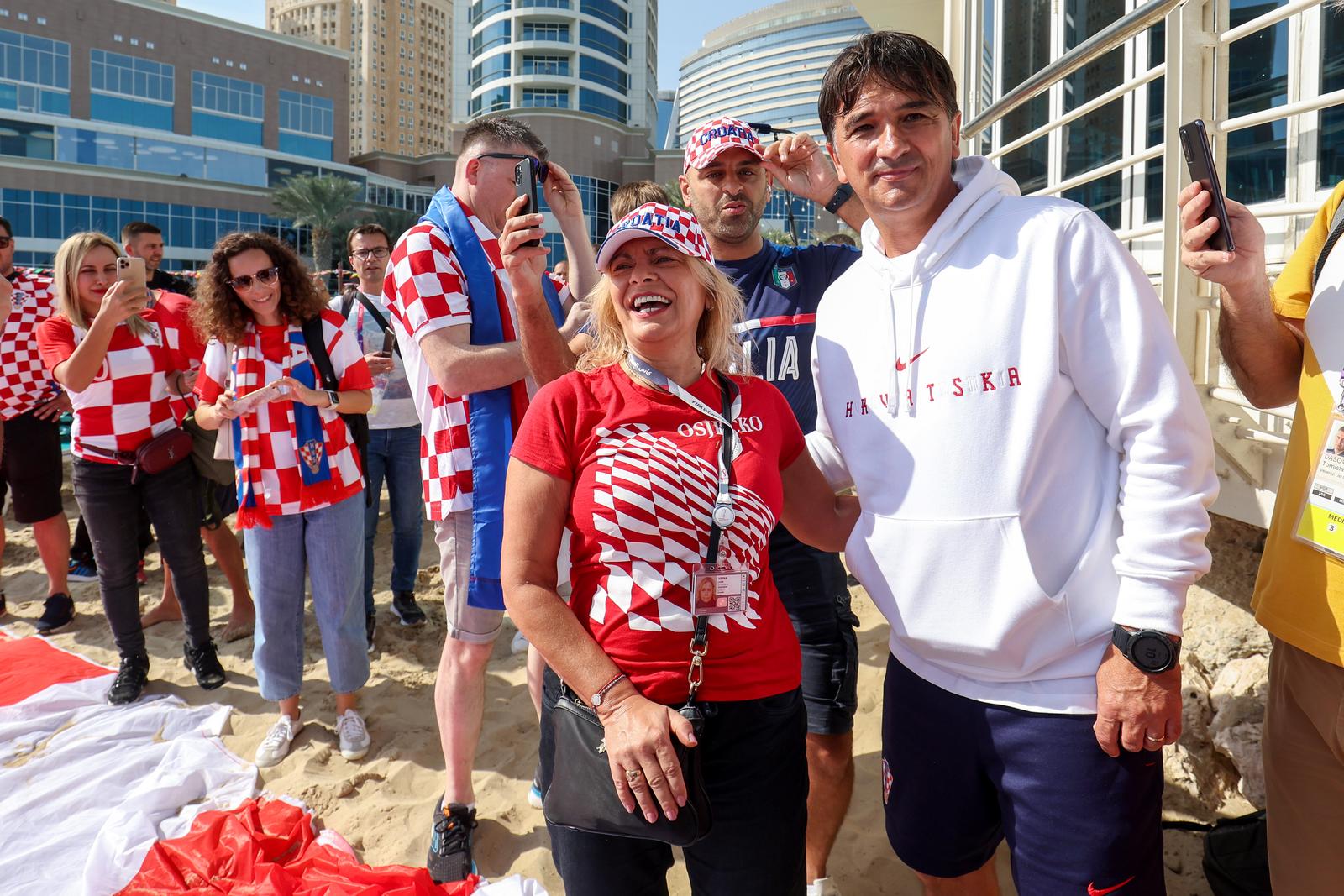 KATAR 2022 Doha: Navijači zastavom dugom 200 metara došli dati podršku hrvatskim reprezentativcima KATAR 2022 Doha: Navijači zastavom dugom 200 metara došli dati podršku hrvatskim reprezentativcima