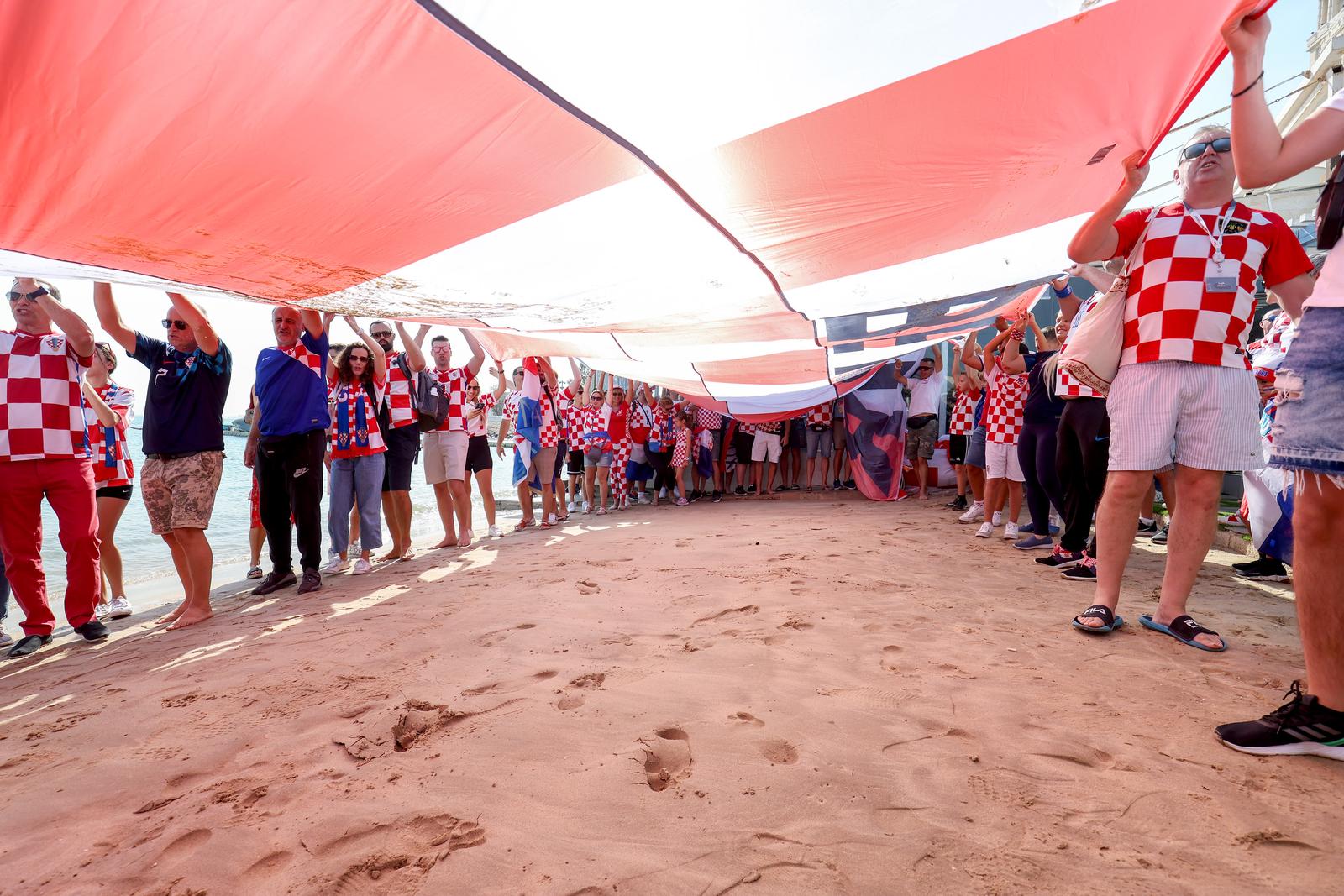 KATAR 2022 Doha: Navijači zastavom dugom 200 metara došli dati podršku hrvatskim reprezentativcima KATAR 2022 Doha: Navijači zastavom dugom 200 metara došli dati podršku hrvatskim reprezentativcima