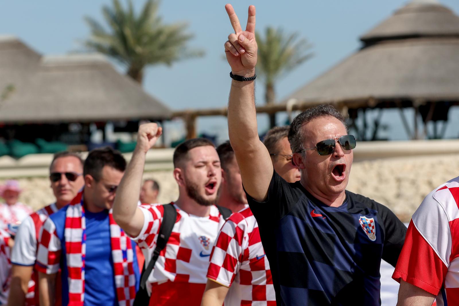 KATAR 2022 Doha: Navijači zastavom dugom 200 metara došli dati podršku hrvatskim reprezentativcima KATAR 2022 Doha: Navijači zastavom dugom 200 metara došli dati podršku hrvatskim reprezentativcima