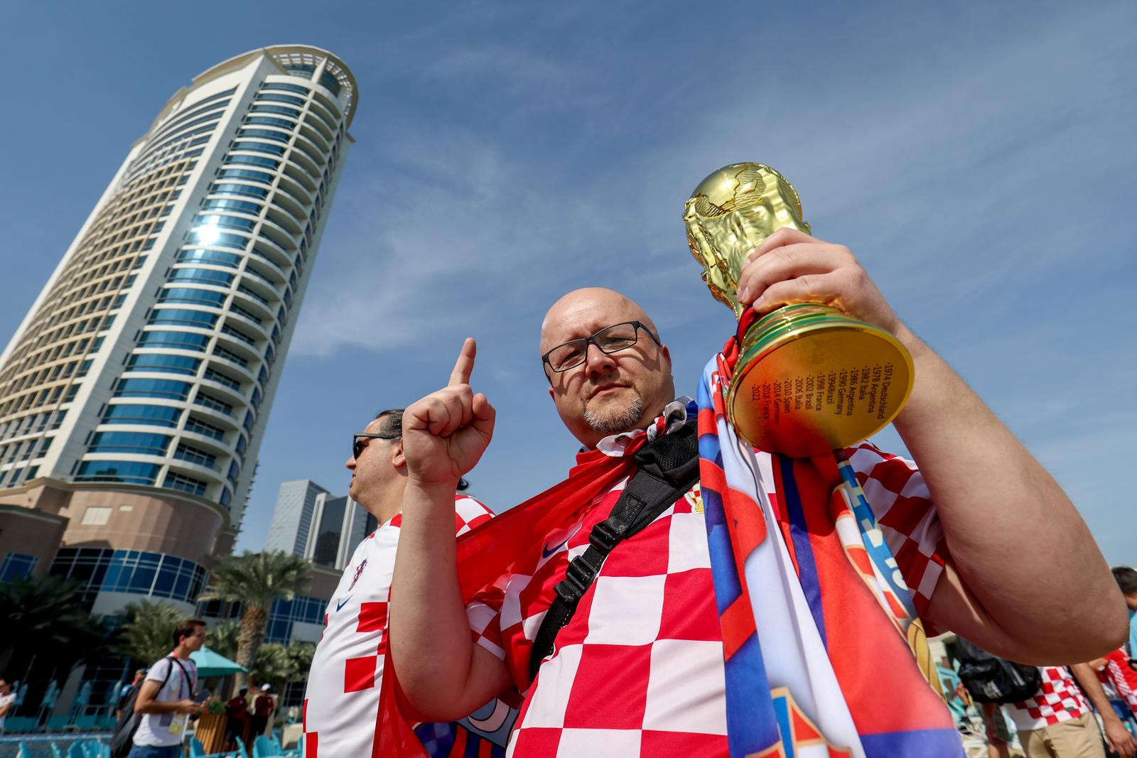 KATAR 2022 Doha: Navijači zastavom dugom 200 metara došli dati podršku hrvatskim reprezentativcima KATAR 2022 Doha: Navijači zastavom dugom 200 metara došli dati podršku hrvatskim reprezentativcima