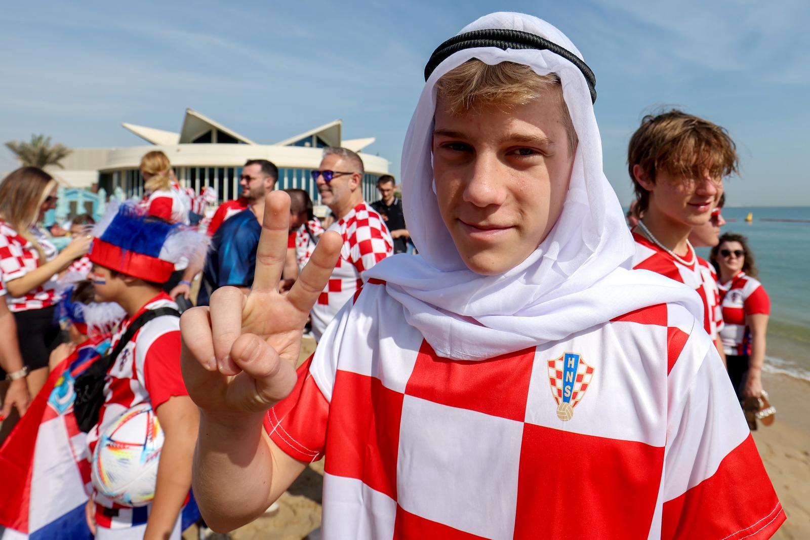 KATAR 2022 Doha: Navijači zastavom dugom 200 metara došli dati podršku hrvatskim reprezentativcima KATAR 2022 Doha: Navijači zastavom dugom 200 metara došli dati podršku hrvatskim reprezentativcima