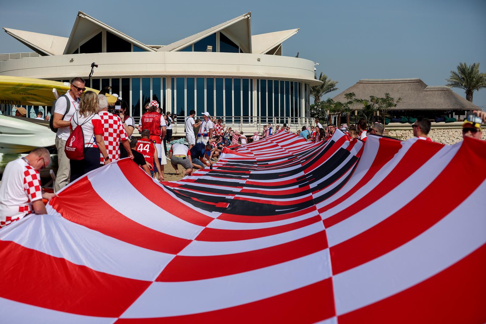 KATAR 2022 Doha: Navijači zastavom dugom 200 metara došli dati podršku hrvatskim reprezentativcima KATAR 2022 Doha: Navijači zastavom dugom 200 metara došli dati podršku hrvatskim reprezentativcima