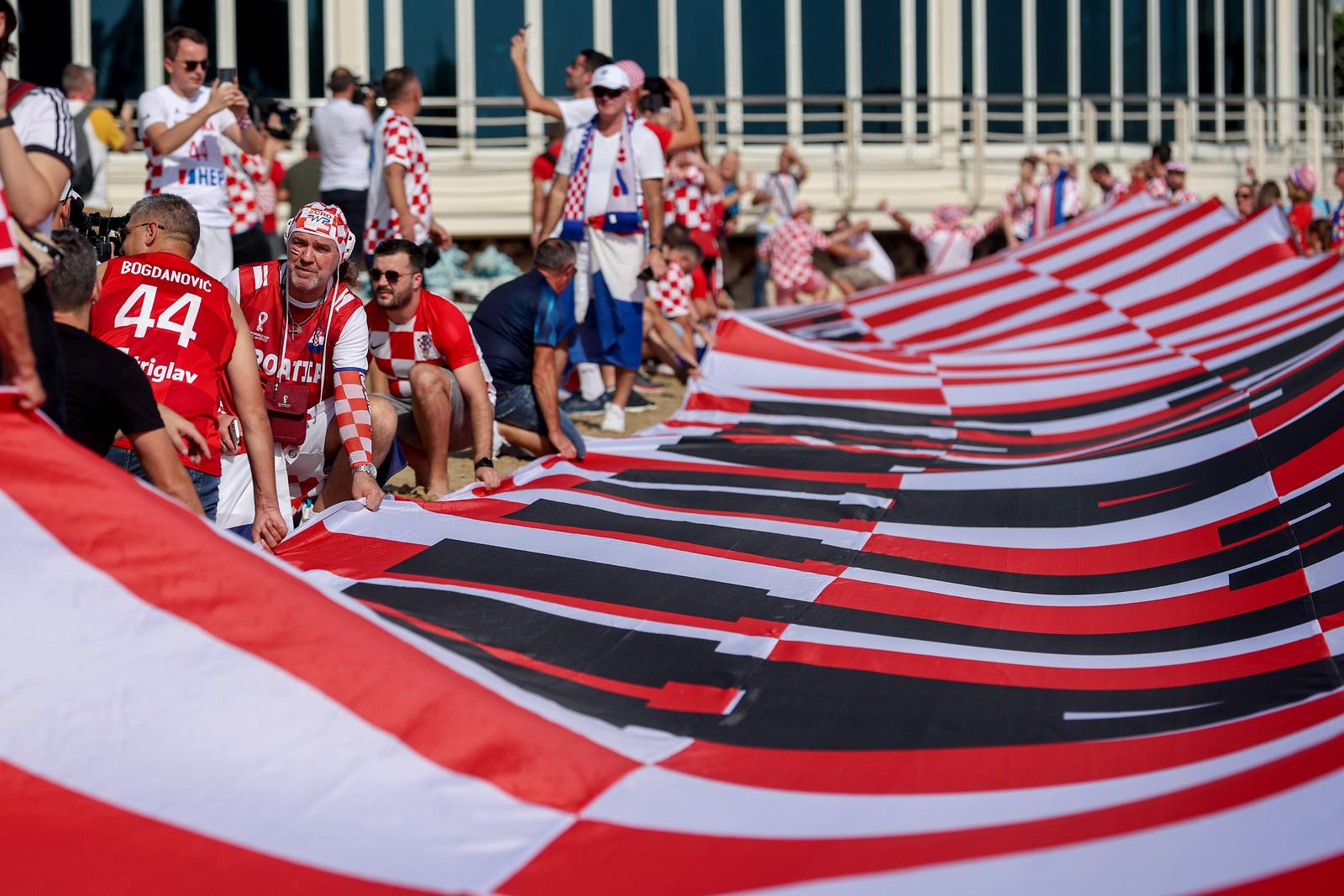 KATAR 2022 Doha: Navijači zastavom dugom 200 metara došli dati podršku hrvatskim reprezentativcima KATAR 2022 Doha: Navijači zastavom dugom 200 metara došli dati podršku hrvatskim reprezentativcima