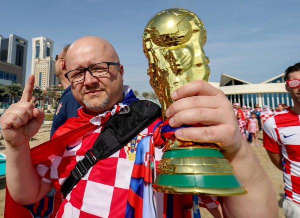 KATAR 2022 Doha: Navijači zastavom dugom 200 metara došli dati podršku hrvatskim reprezentativcima