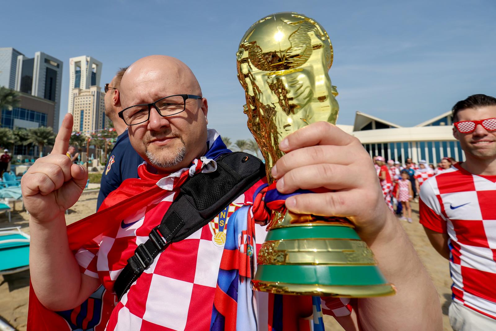 KATAR 2022 Doha: Navijači zastavom dugom 200 metara došli dati podršku hrvatskim reprezentativcima KATAR 2022 Doha: Navijači zastavom dugom 200 metara došli dati podršku hrvatskim reprezentativcima