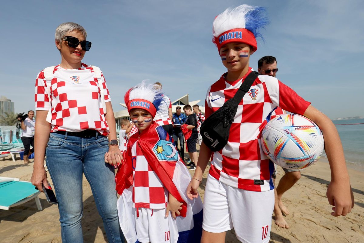KATAR 2022 Doha: Navijači zastavom dugom 200 metara došli dati podršku hrvatskim reprezentativcima