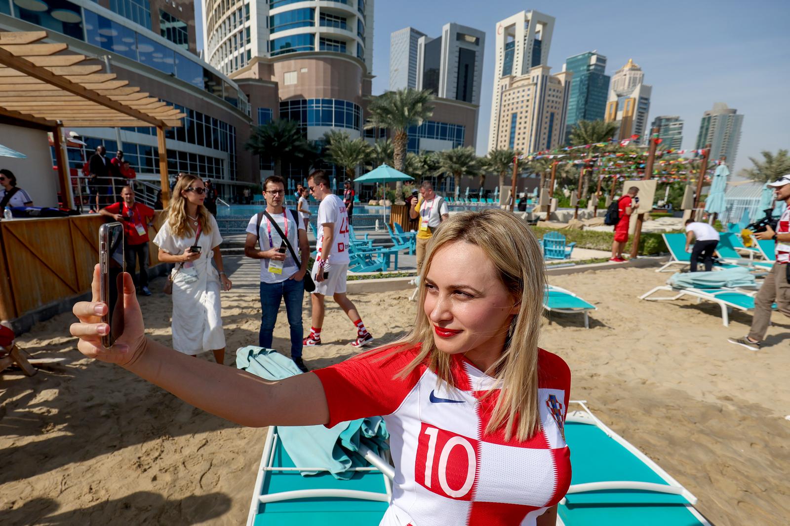 KATAR 2022 Doha: Navijači zastavom dugom 200 metara došli dati podršku hrvatskim reprezentativcima KATAR 2022 Doha: Navijači zastavom dugom 200 metara došli dati podršku hrvatskim reprezentativcima