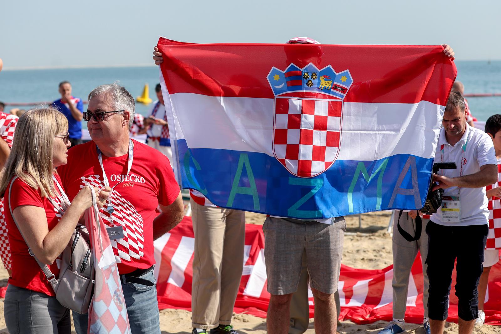 KATAR 2022 Doha: Navijači zastavom dugom 200 metara došli dati podršku hrvatskim reprezentativcima KATAR 2022 Doha: Navijači zastavom dugom 200 metara došli dati podršku hrvatskim reprezentativcima