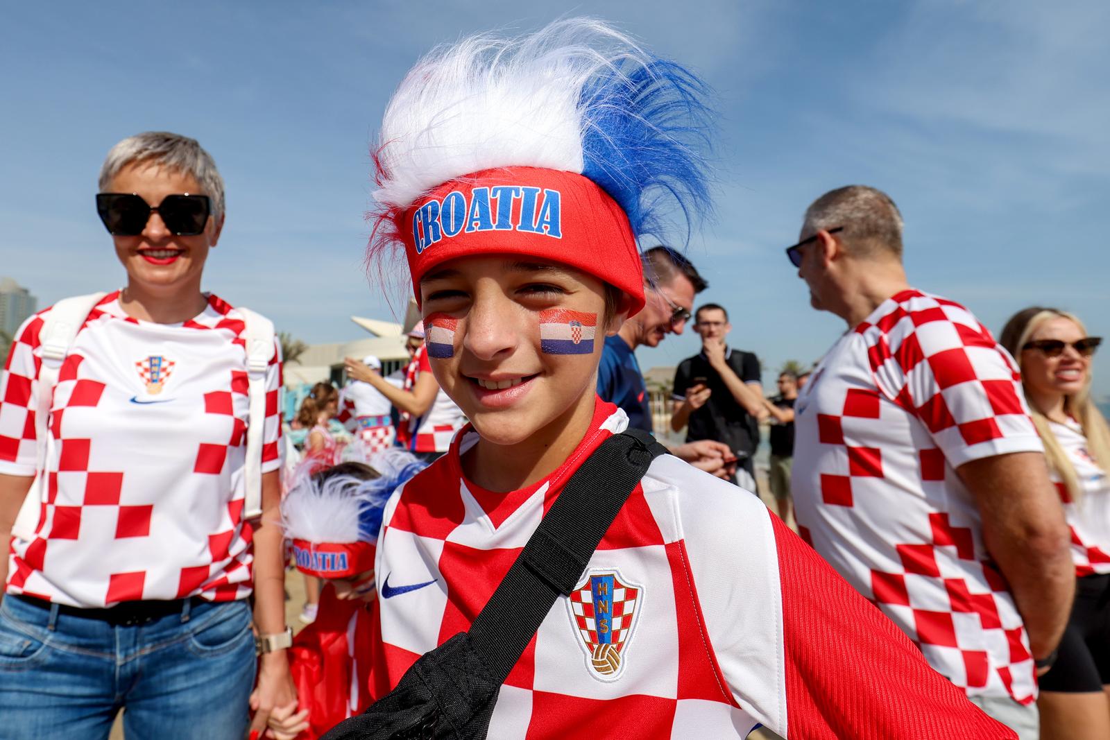 KATAR 2022 Doha: Navijači zastavom dugom 200 metara došli dati podršku hrvatskim reprezentativcima KATAR 2022 Doha: Navijači zastavom dugom 200 metara došli dati podršku hrvatskim reprezentativcima