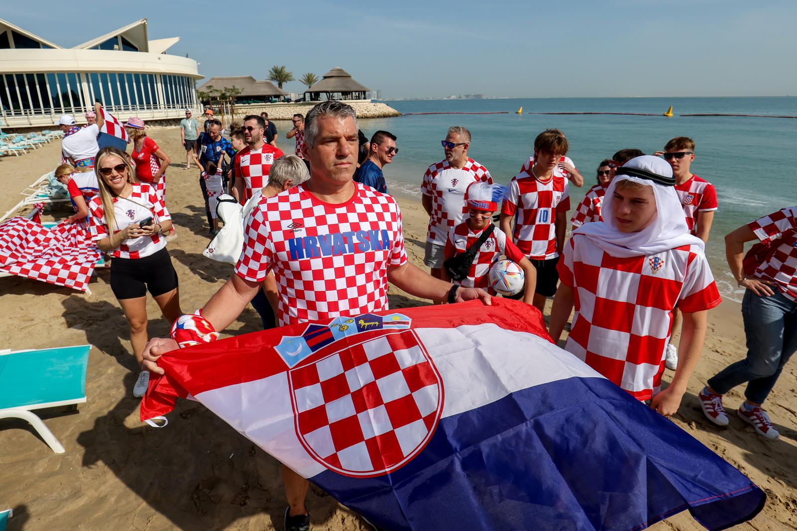 KATAR 2022 Doha: Navijači zastavom dugom 200 metara došli dati podršku hrvatskim reprezentativcima KATAR 2022 Doha: Navijači zastavom dugom 200 metara došli dati podršku hrvatskim reprezentativcima