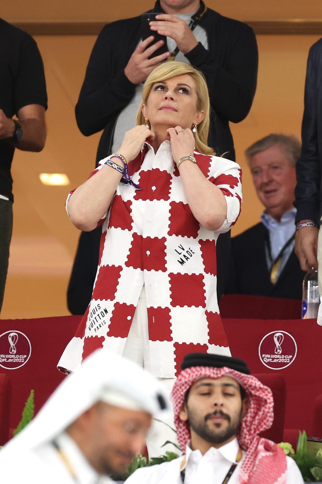 KATAR 2022 – Kolinda Grabar Kitarović u Louis Vitton košulji sa šahovnicom na utakmici Brazila i Švicarske KATAR 2022 – Kolinda Grabar Kitarović u Louis Vitton košulji sa šahovnicom na utakmici Brazila i Švicarske