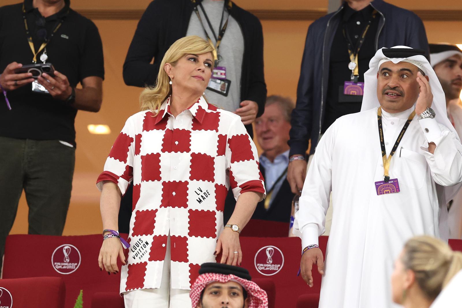 KATAR 2022 – Kolinda Grabar Kitarović u Louis Vitton košulji sa šahovnicom na utakmici Brazila i Švicarske KATAR 2022 – Kolinda Grabar Kitarović u Louis Vitton košulji sa šahovnicom na utakmici Brazila i Švicarske